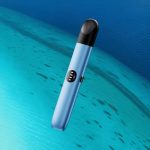 RELX 電子煙幻影系列湛藍主機外觀特寫與圓形潮汐燈細節