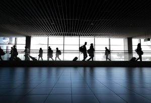 親子出國旅遊攻略：帶小孩自由行不崩潰的10個技巧，從行程安排、行李打包到突發狀況一次搞定